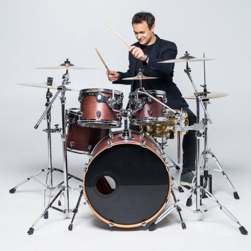 Baterista tocando em ambiente claro e limpo